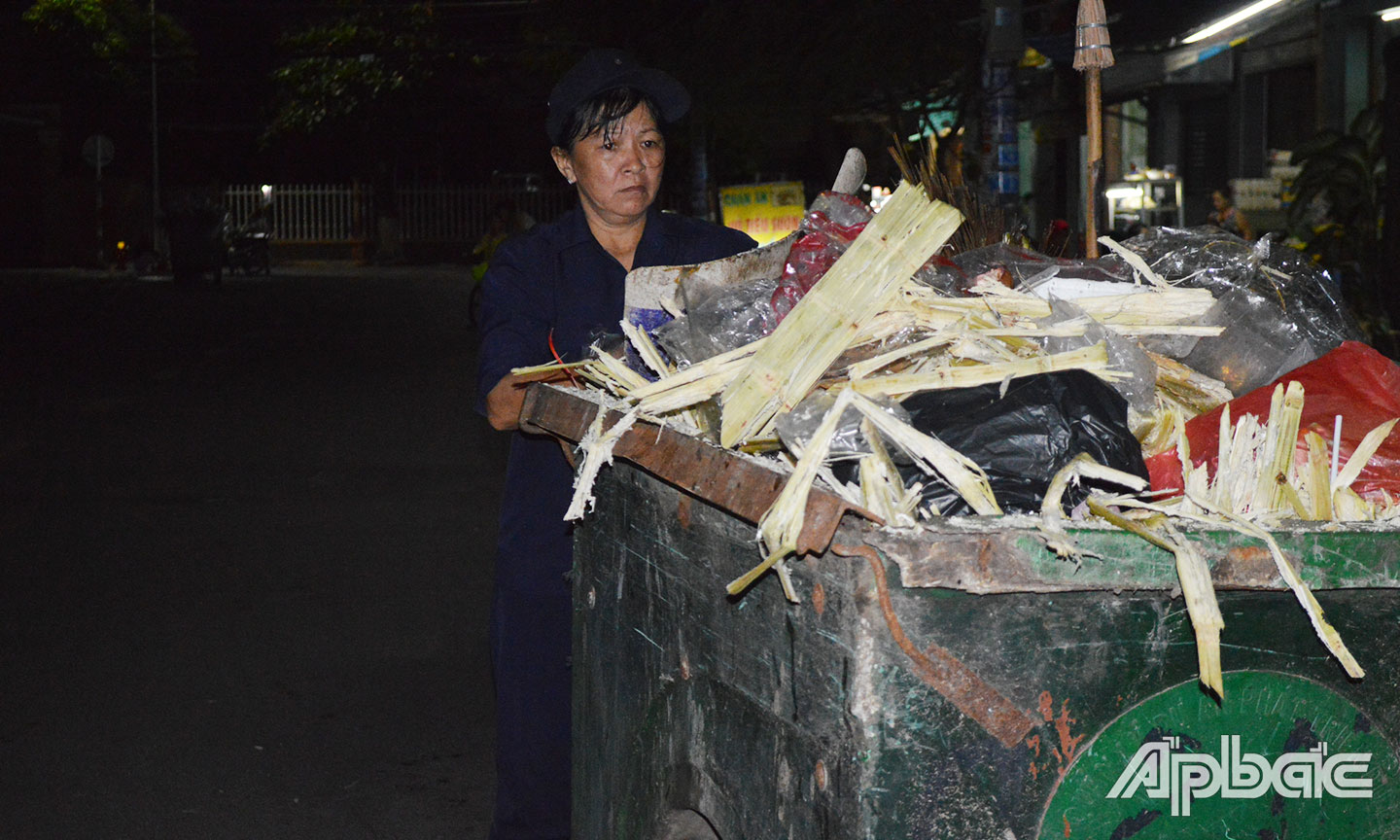 Công nhân vệ sinh thu gom rác vào đêm khuya ở TP. Mỹ Tho. 