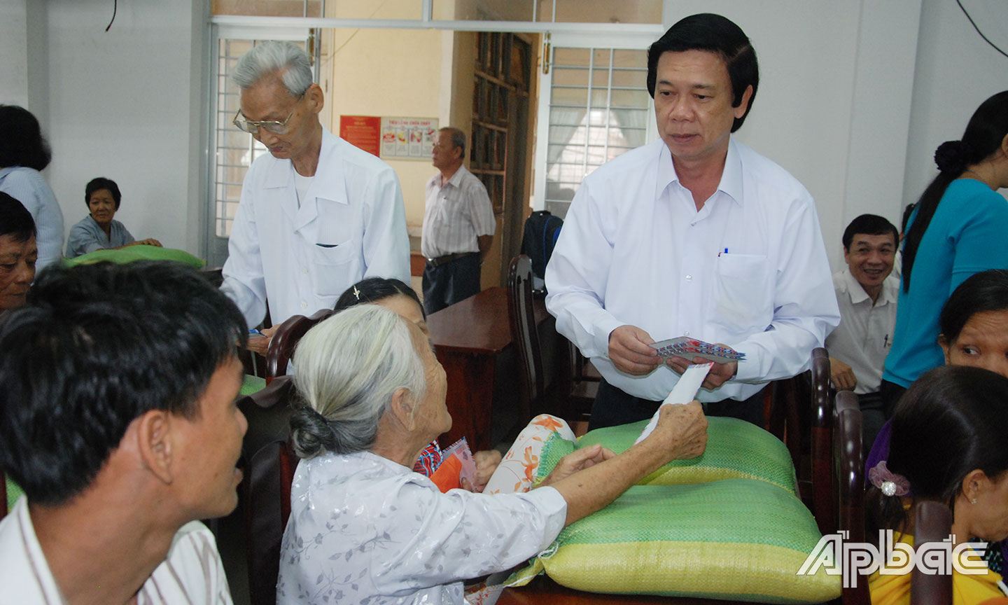 Đồng chí Nguyễn Văn Danh, Ủy viên Ban Chấp hành Trung ương Đảng, Bí thư Tỉnh ủy, Chủ tịch HĐND tỉnh trao quà cho hộ nghèo ở thị trấn Cái Bè.