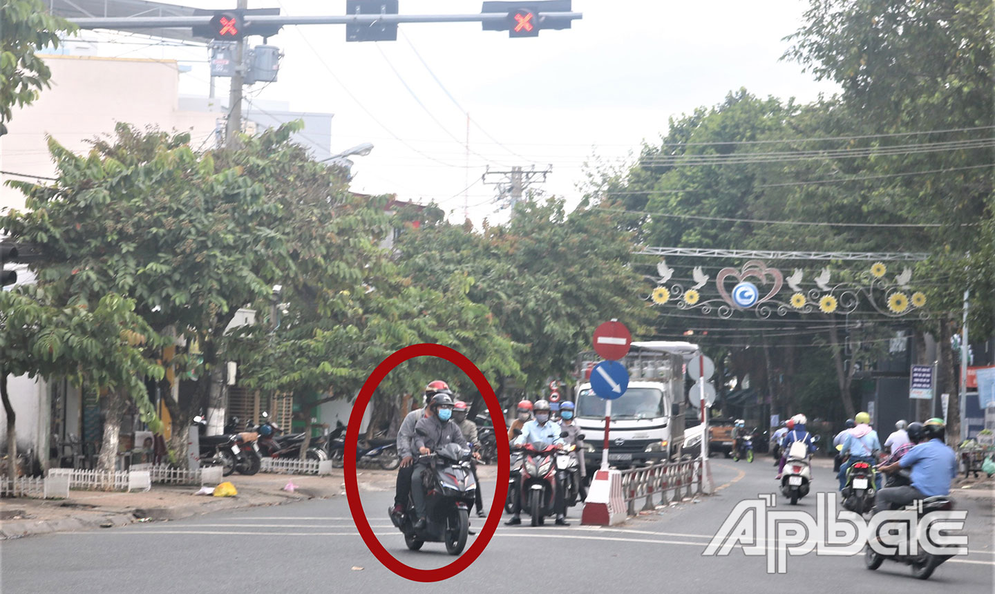 Một người dân rẽ trái từ đường Lý Thường Kiệt vào đường Lê Văn Phẩm khi đèn đỏ.