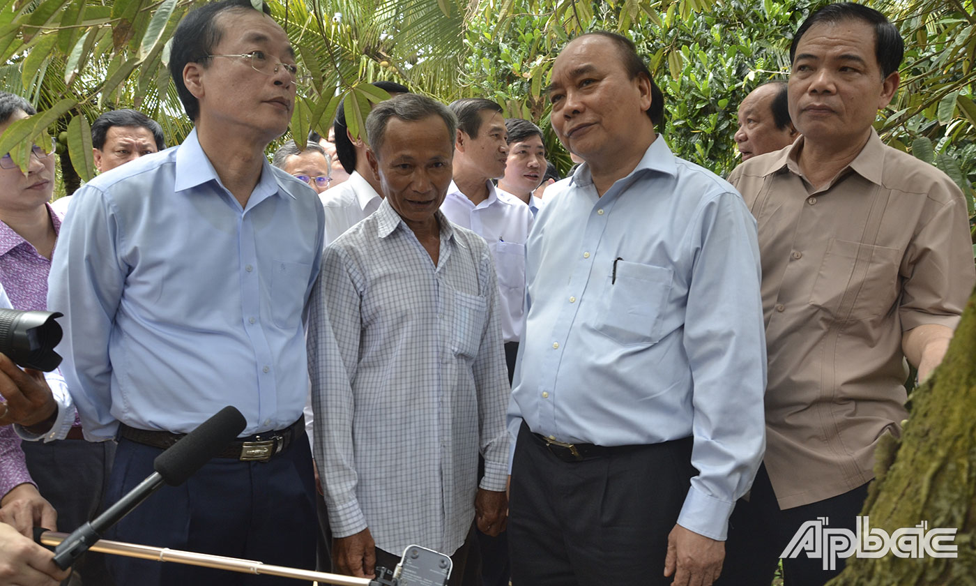 Thủ tướng Nguyễn Xuân Phúc khảo sát thực tế vườn sầu riêng tại xã Hiệp Đức.