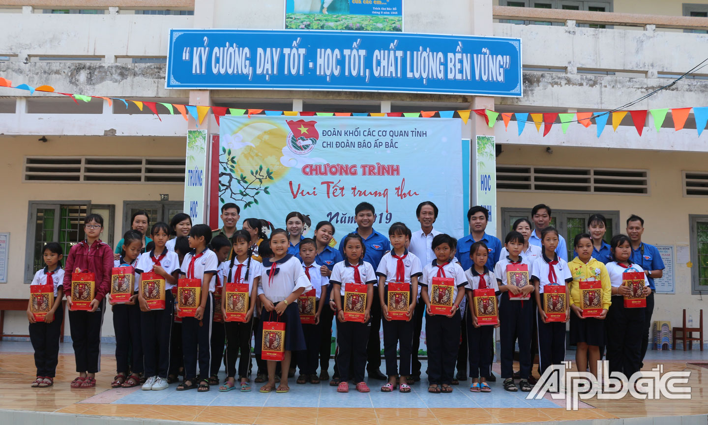 Tặng quà trung thu năm 2019 cho học sinh Trường Tiểu học Tân Hòa Đông, huyện Tân Phước.     Ảnh: H.L