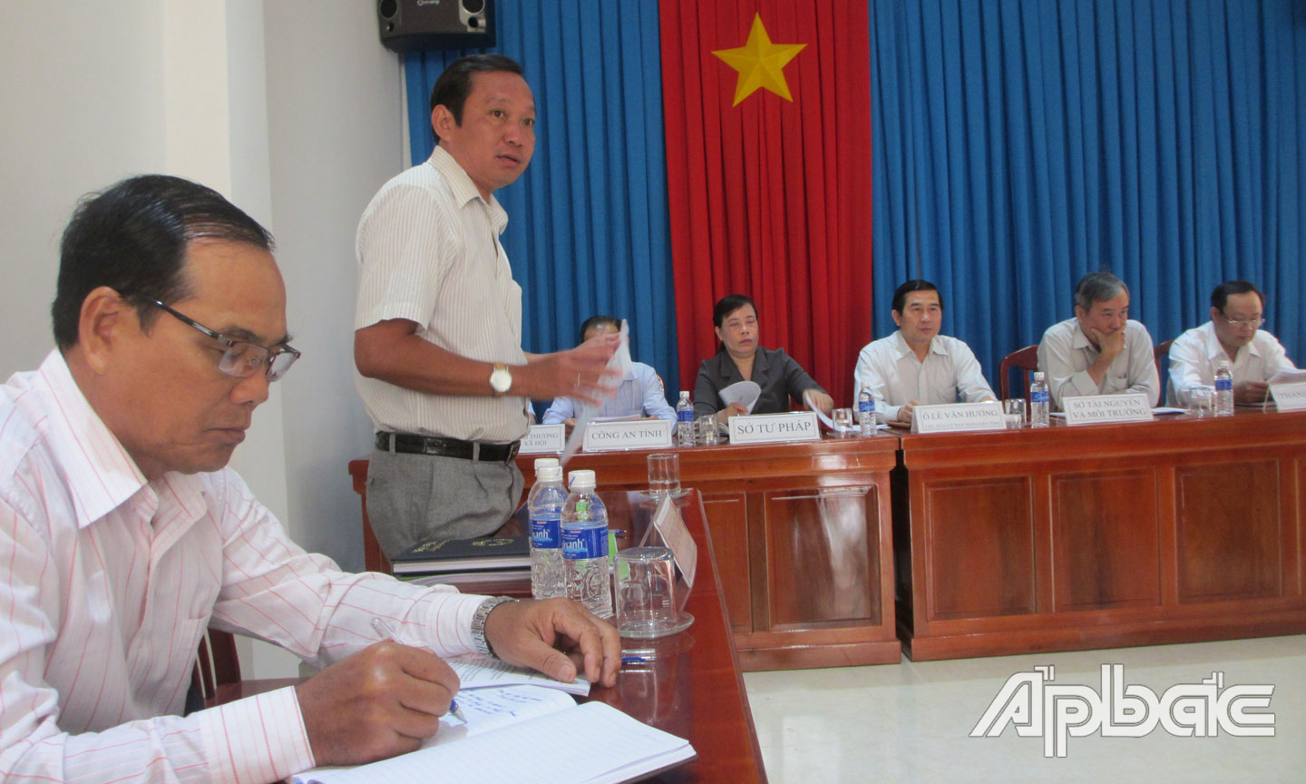 Đồng chí Nguyễn Quốc Thanh báo cáo kết quả thẩm tra và giải quyết  khiếu nại của bà Lang.