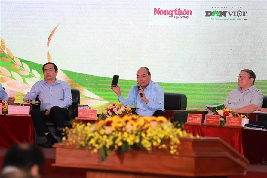  Prime Minister Nguyen Xuan Phuc (in the middle).