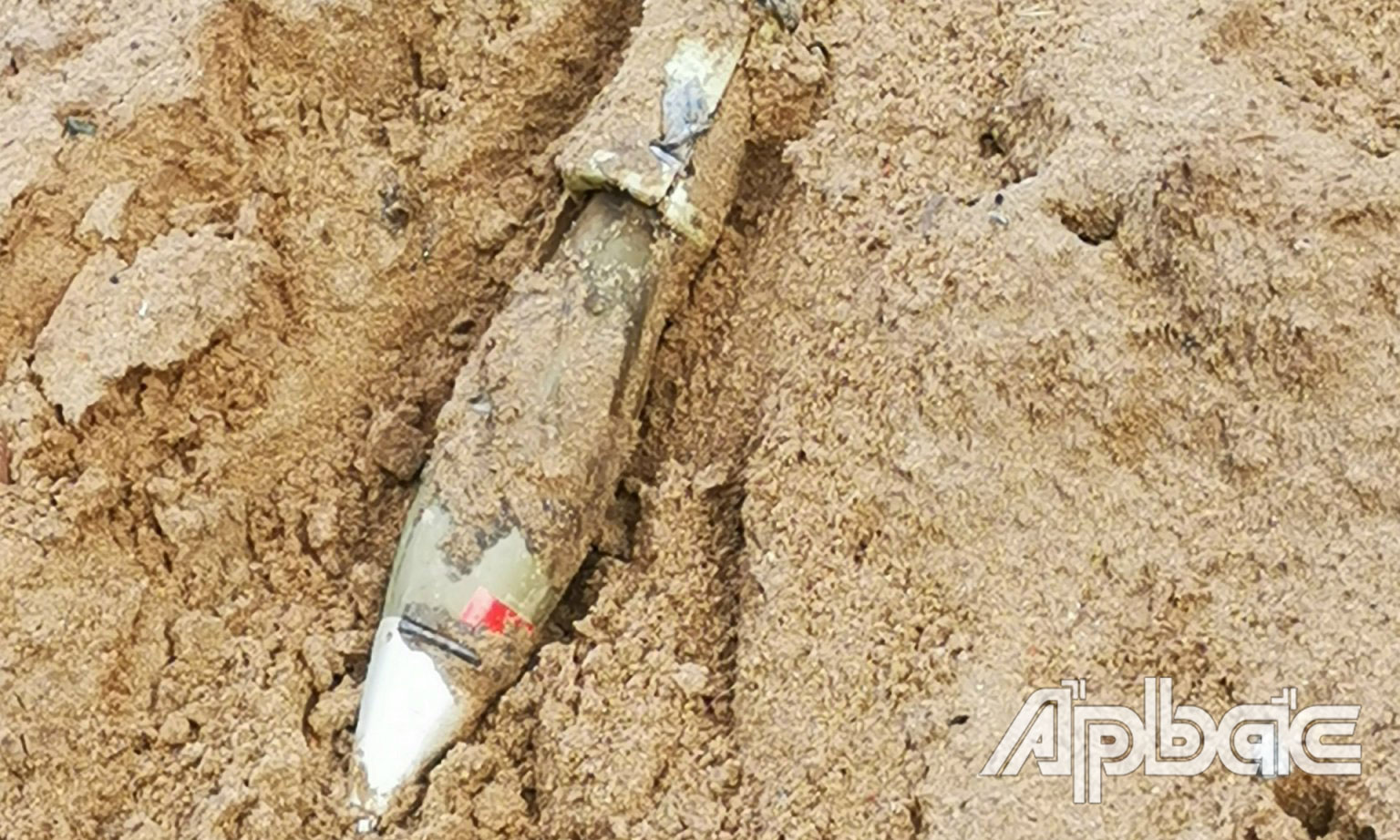 Trái đạn được phát hiện tại bãi cát của cửa hàng vật liệu xây dựng.