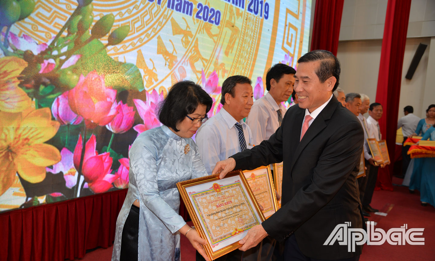 Chủ tịch UBND tỉnh Lê Văn Hưởng trao tặng Bằng khen cho các tập thể đã có thành tích xuất sắc trong thực hiện nhiệm vụ chính trị và chỉ tiêu kế hoạch năm 2019.