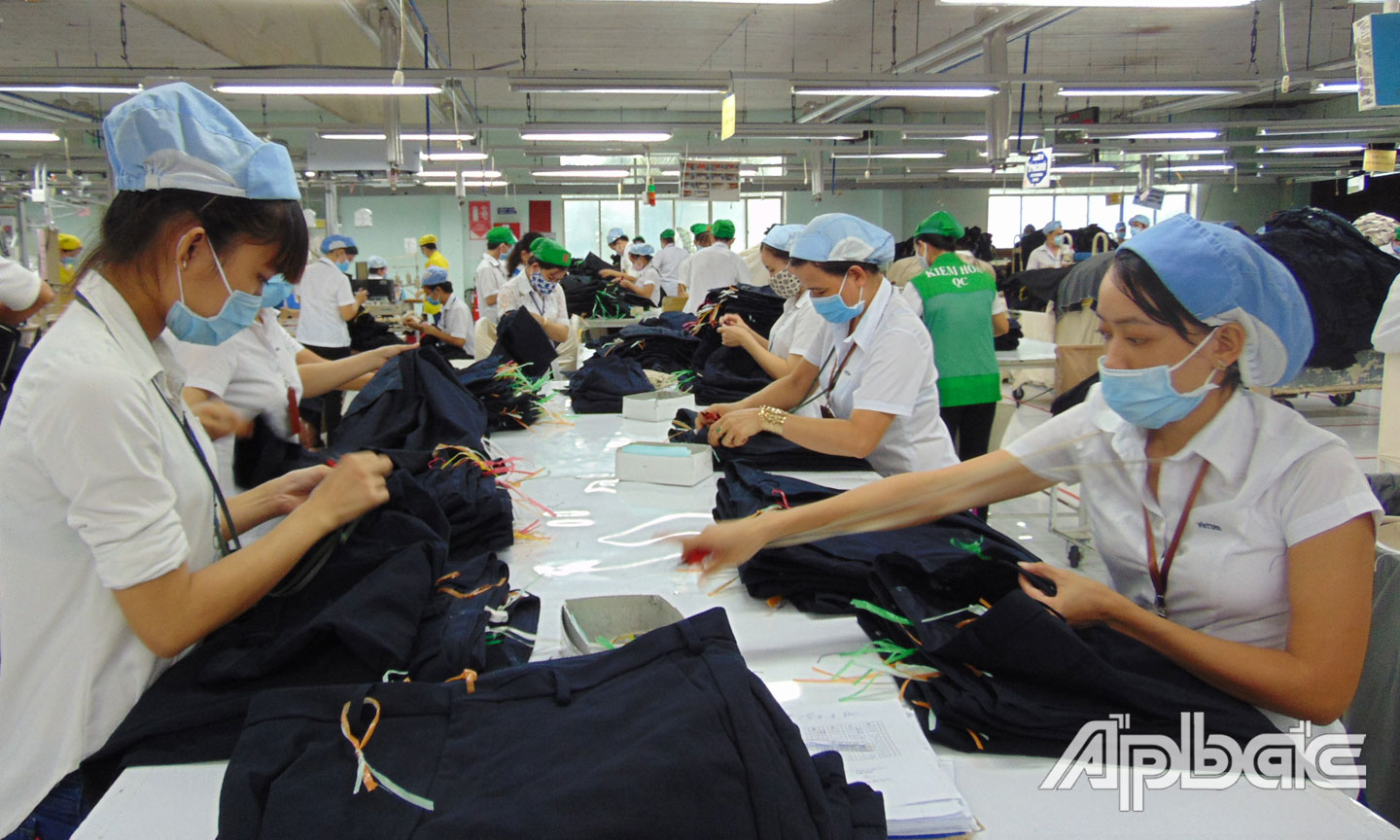 Công nhân, lao động nữ đang làm việc tại Công ty cổ phần may Việt Tân (TX. Cai Lậy).