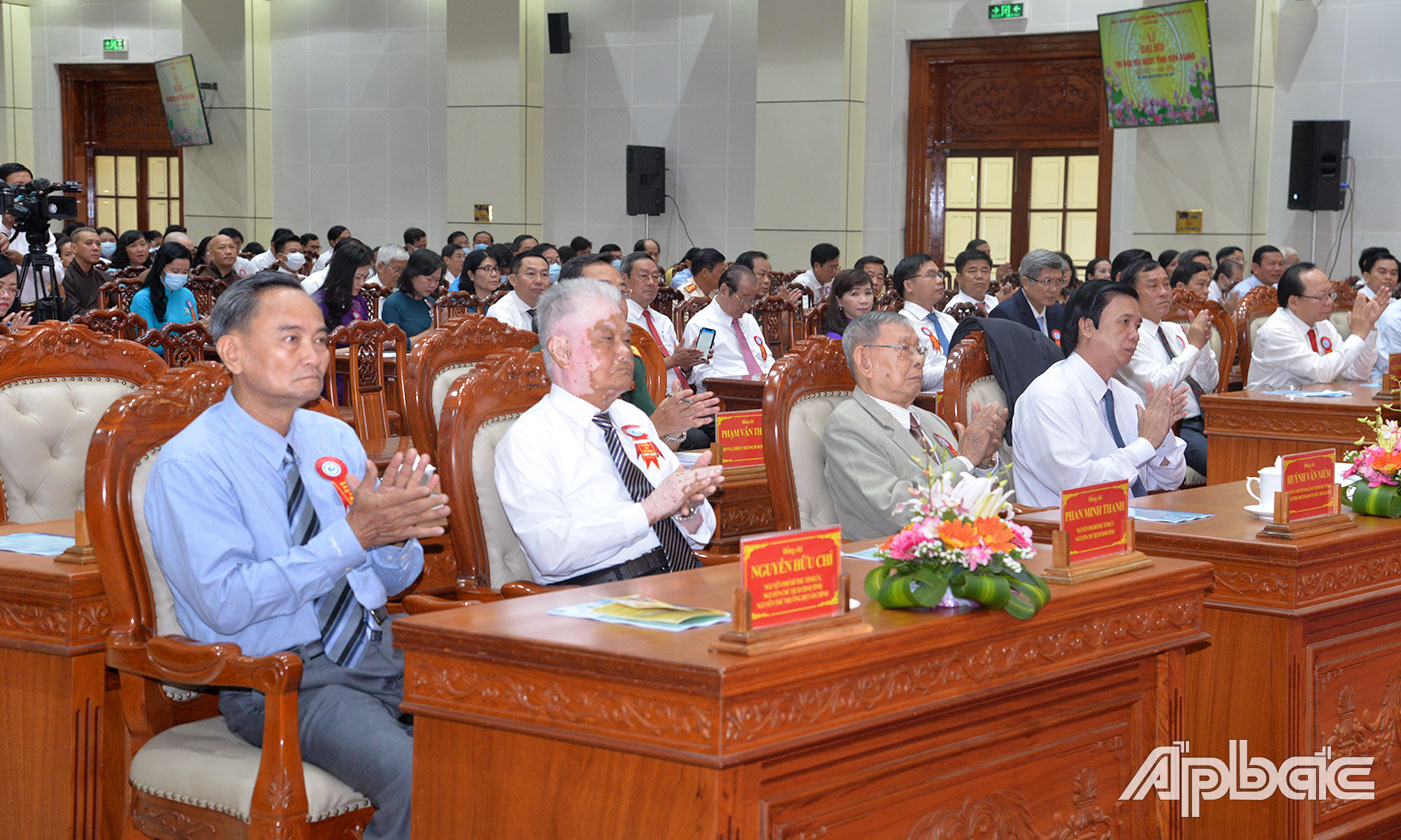 Các lãnh đạo, nguyên lãnh đạo tỉnh tham dự Đại hội.