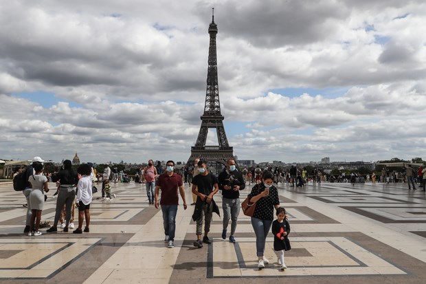 Du khách tại khu vực gần Tháp Eiffel ở Paris, Pháp, ngày 24/8/2020. (Ảnh: AFP/TTXVN)