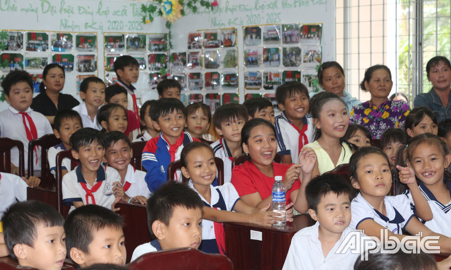 Niềm vui của các bé học sinh trường Tiểu học và Mầm non Tân Hòa Đông khi xem tiếc mục văn nghệ nhân dịp trung thu.