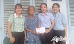 Trao 6 triệu đồng của bạn đọc gửi tặng bà Nguyễn Thị Bảy