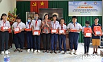 Trao 58 suất học bổng cho học sinh khuyết tật, mồ côi huyện Chợ Gạo