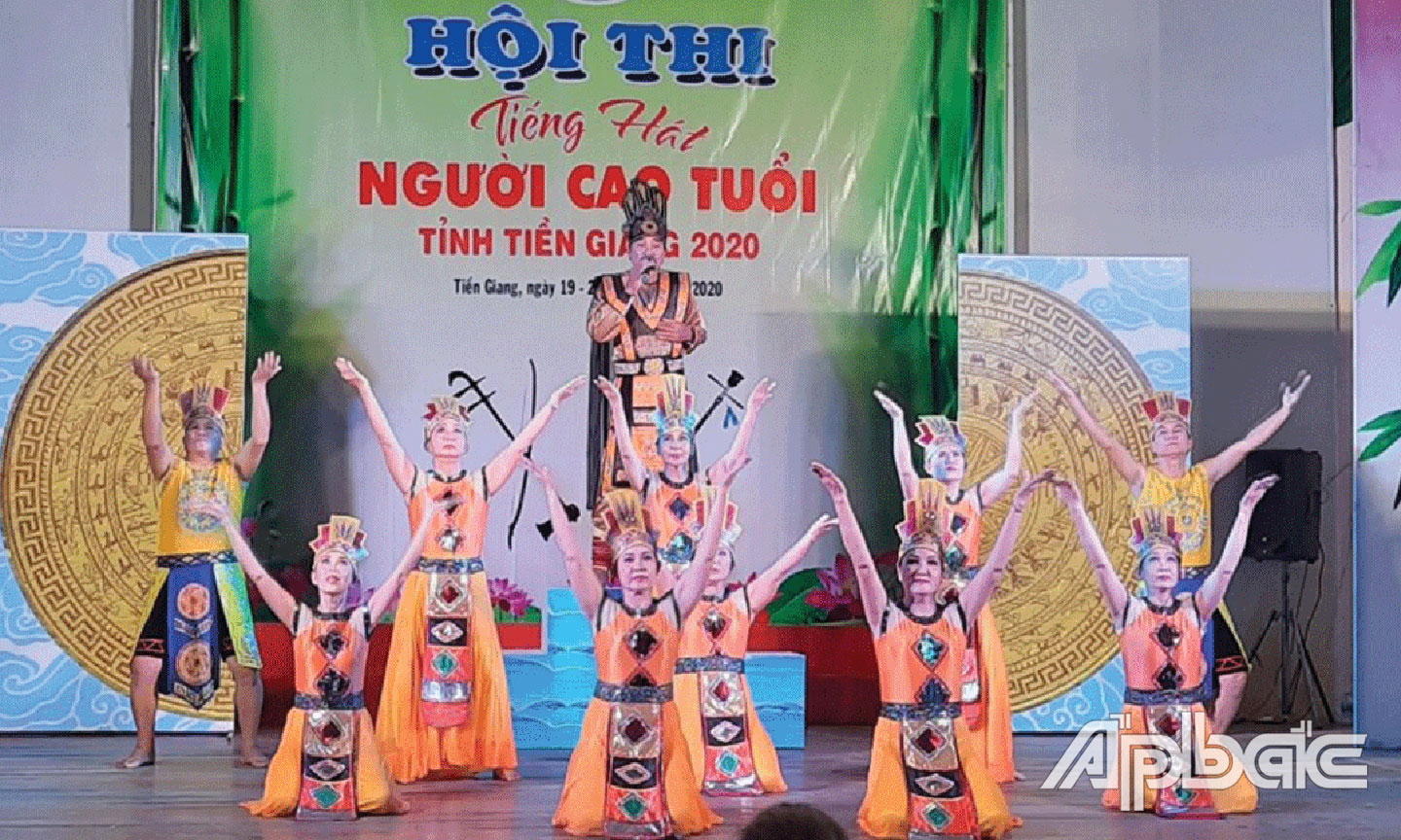 Có 200 người cao tuổi dự thi