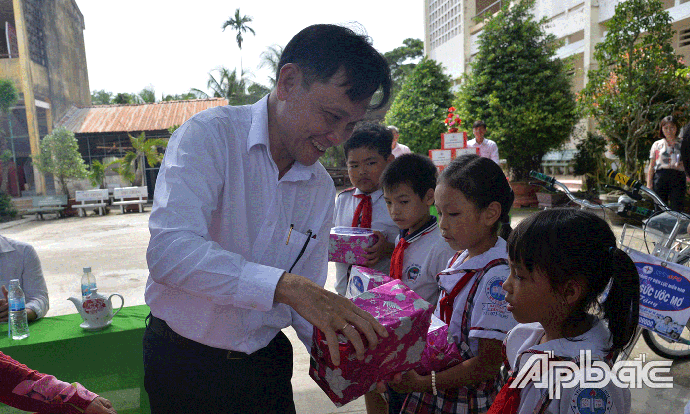 Ông Nguyễn Phước Đức trao quà cho các em học sinh.