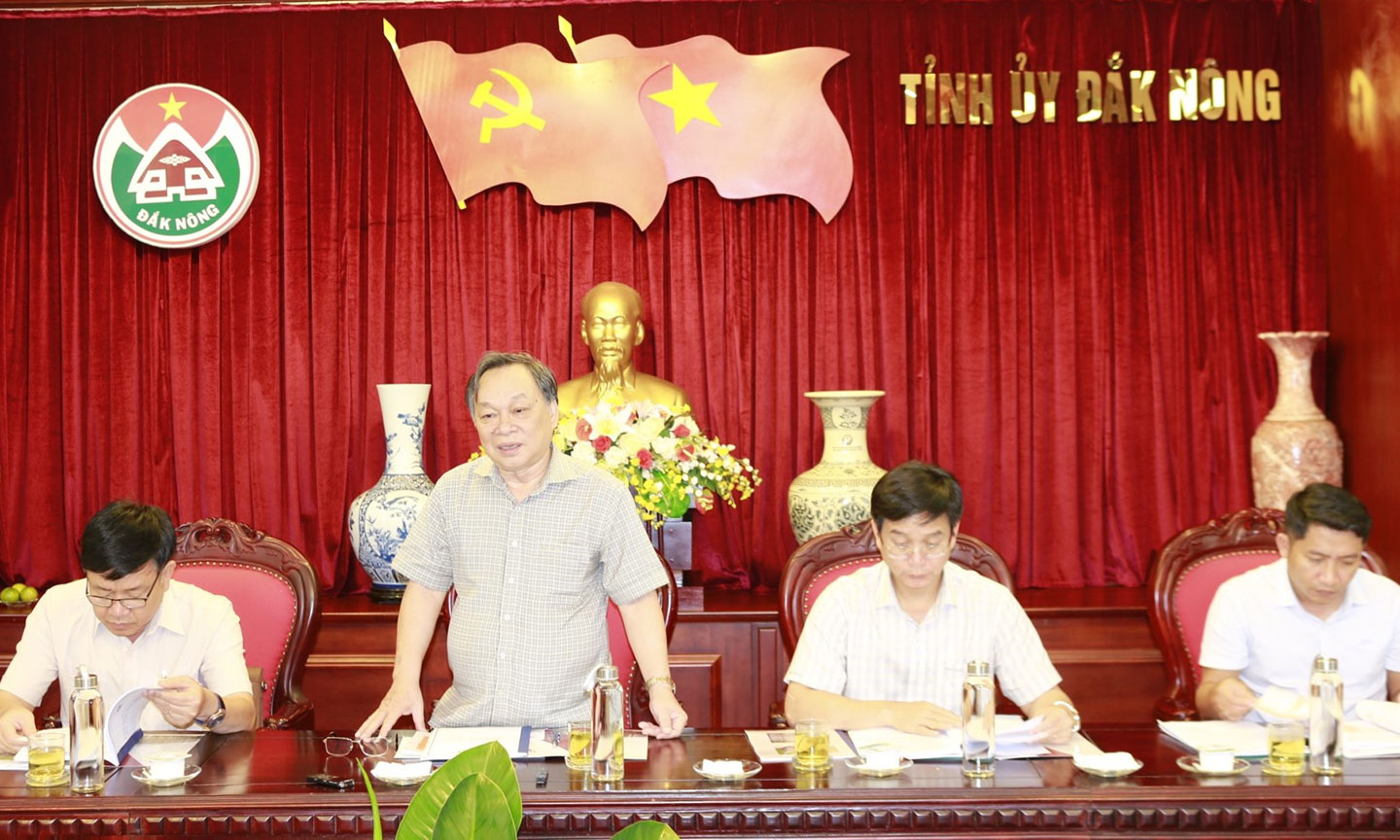 Ông Lê Diễn - Bí thư Tỉnh ủy, Chủ tịch HĐND tỉnh Đăk Nông hoan nghênh Tập đoàn Sao Mai đầu tư dự án năng lượng mặt trời vào tỉnh Đăk Nông.