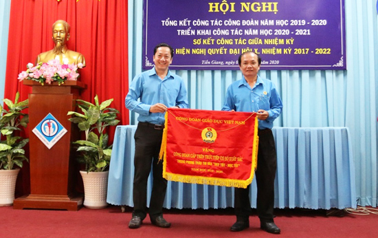 Ông Lưu Nhơn Đức, UVBCH CĐGD Việt Nam trao cờ thi đua của CĐGD Việt Nam cho CĐGD tỉnh Tiền Giang.