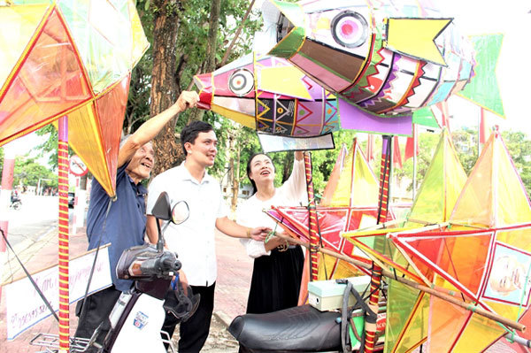 Star/carp shaped lanterns made by Dung (left) are sold in front of Ly Tu Trong Street in Ha Tinh every Mid Autumn Festival for the last 30 years.
