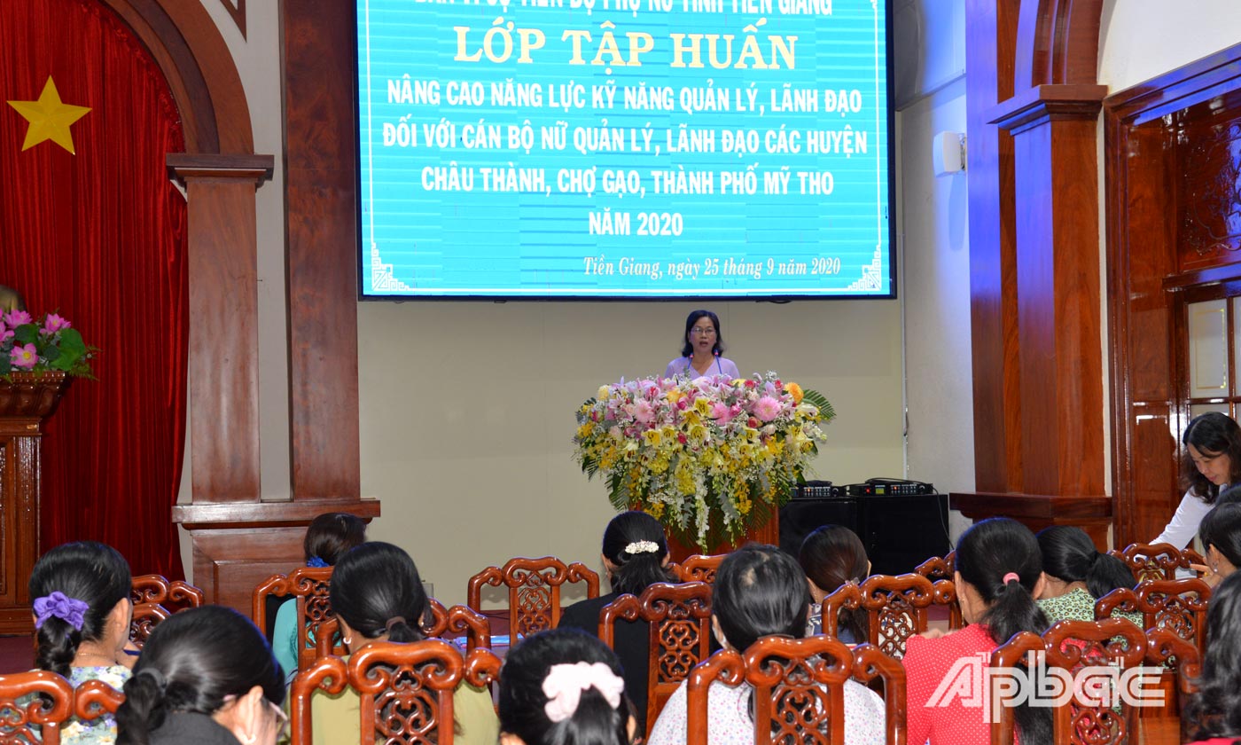 Đồng chí Đoàn Thị Thanh Khỏi, Phó Chủ tịch Hội LHPN tỉnh đã đến dự và phát biểu tại lễ khai giảng lớp tập huấn cho nữ lãnh đạo cấp cơ sở