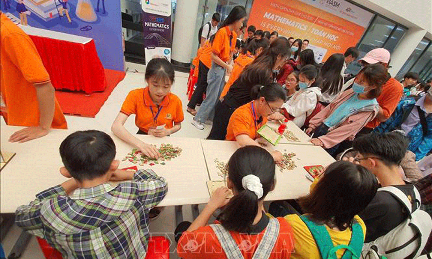 Học sinh tham dự các hoạt động trò chơi Toán học tại Ngày hội Toán học mở. 