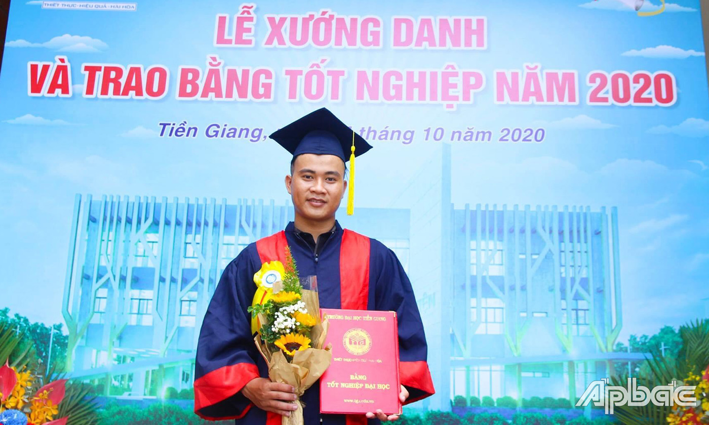 Nguyễn Minh Thông nhận bằng tốt nghiệp loại xuất sắc trong buổi lễ tốt nghiệp năm 2020.