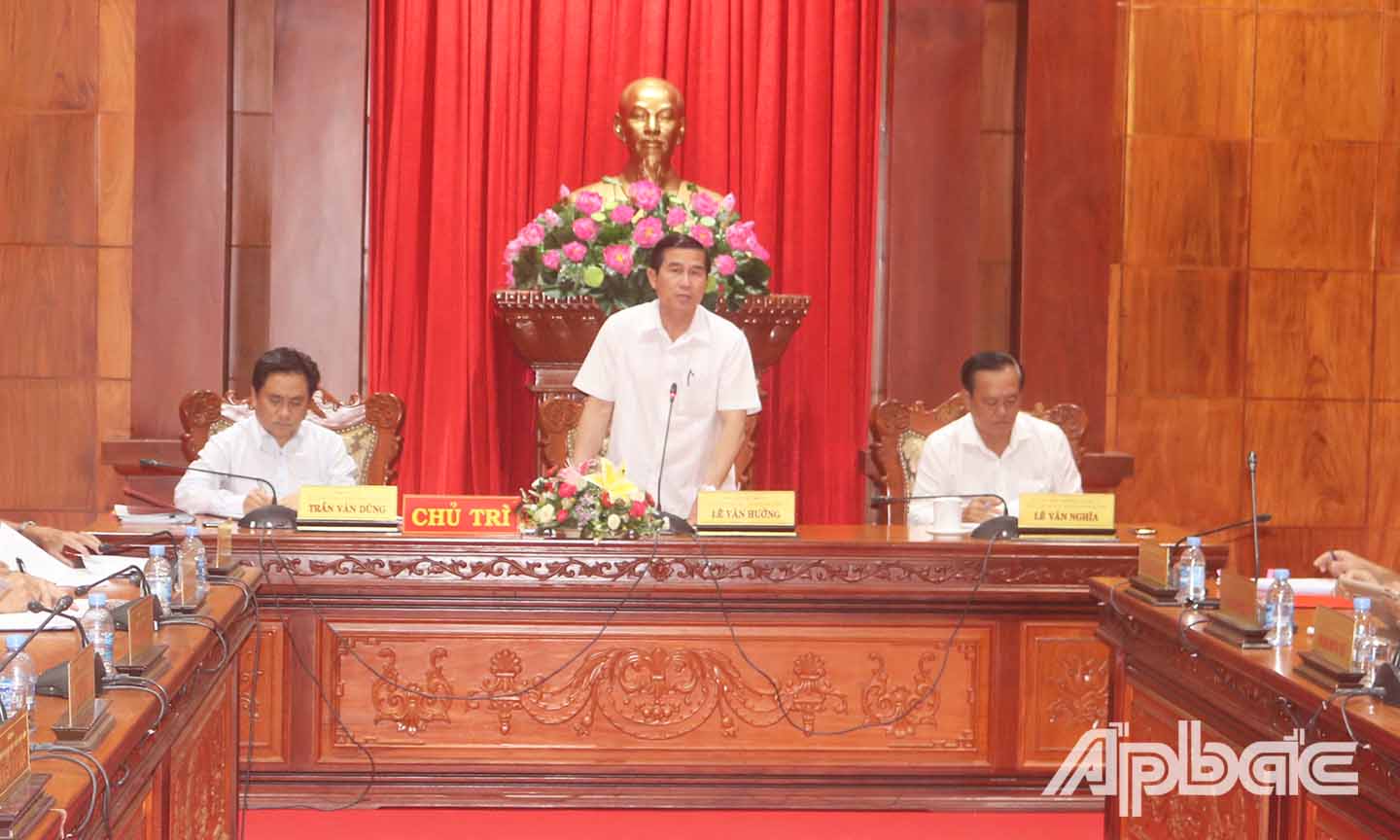 Đồng chí Lê Văn Hưởng phát biểu tại cuộc họp.