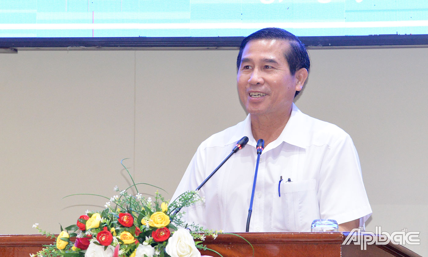 Đồng chí Lê Văn Hưởng phát biểu tại buổi gặp mặt.