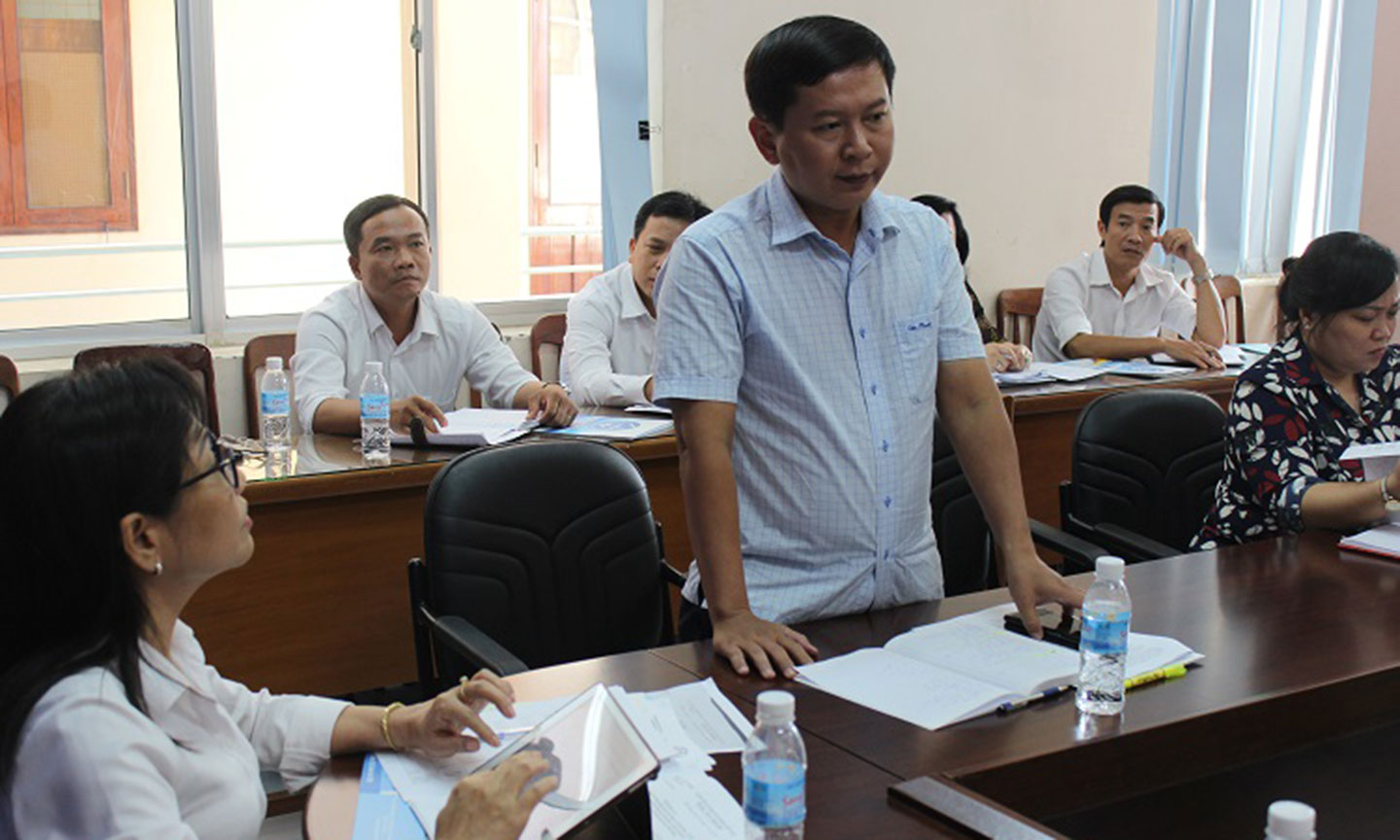 Ông Tạ Minh Tâm – Phó Chủ tịch Hội Nông dân tỉnh phát biểu trong cuộc họp liên ngành về công tác tuyên truyền vận động người dân tham gia BHXH tự nguyện, BHYT hộ gia đình.