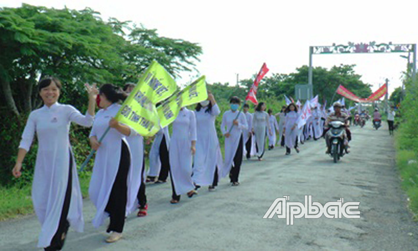 Học sinh tham gia tuần hành hưởng ứng Chiến dịch truyền thông giảm thiểu MCBGTKS ở huyện Tân Phú Đông  năm 2019. 	Ảnh: HỮU DƯ