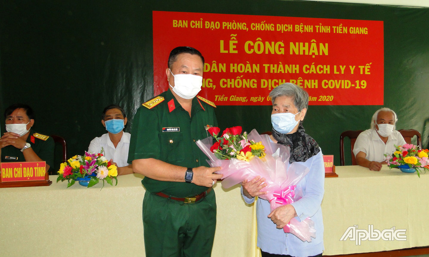 Đồng chí Nguyễn Văn Bé Bảy, Phó Chỉ huy trưởng Bộ chỉ huy quân sự tỉnh trao hoa chúc mừng công dân