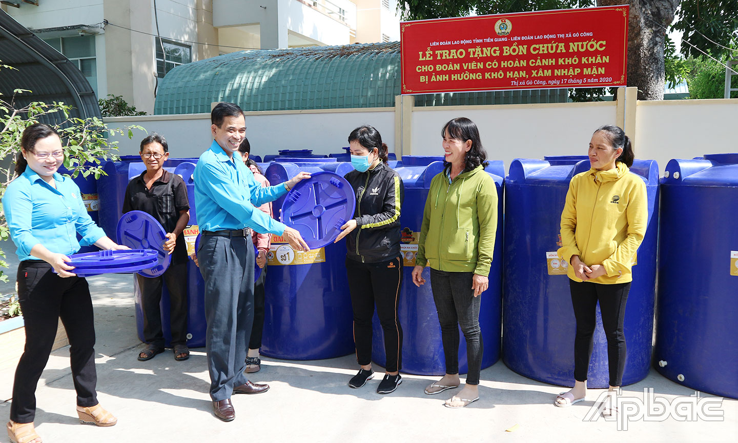 Tỉnh ủy viên, Chủ tịch LĐLĐ tỉnh Trương Văn Hiền trao tặng bồn nước cho công đoàn viên có hoàn cảnh khó khăn bị ảnh hưởng bởi hạn, mặn.                     