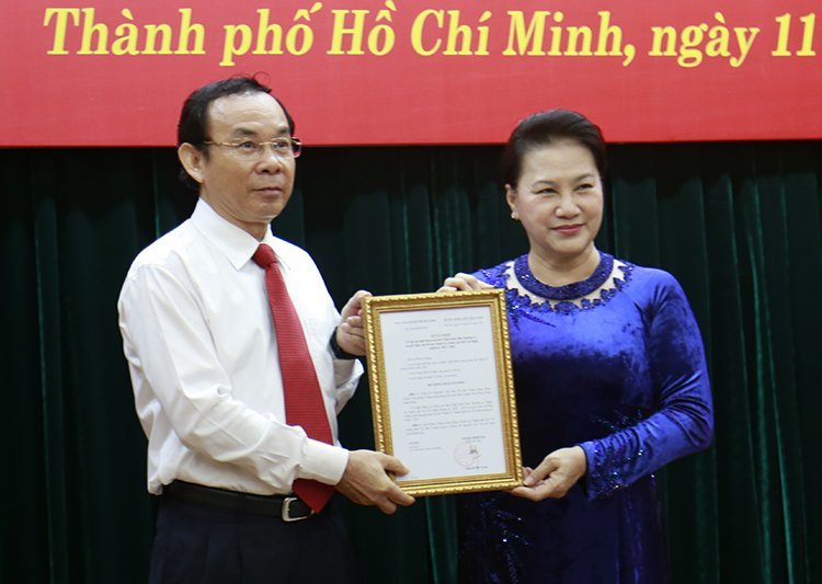 National Assembly Chairwoman Nguyen Thi Kim Ngan hands the decision to Mr. Nguyen Van Nen.