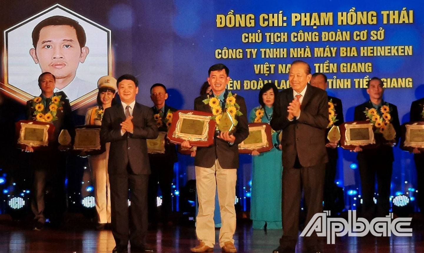  Anh Thái vinh dự nhận “Giải thưởng Nguyễn Văn Linh” do Tổng LĐLĐ Việt Nam trao tặng. 