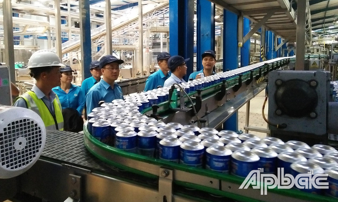  Anh  Thái giới thiệu với Đoàn công tác của Tổng LĐLĐ Việt Nam về dây chuyền sản xuất tại Công ty TNHH Nhà máy Bia Heineken Việt Nam - Tiền Giang. 