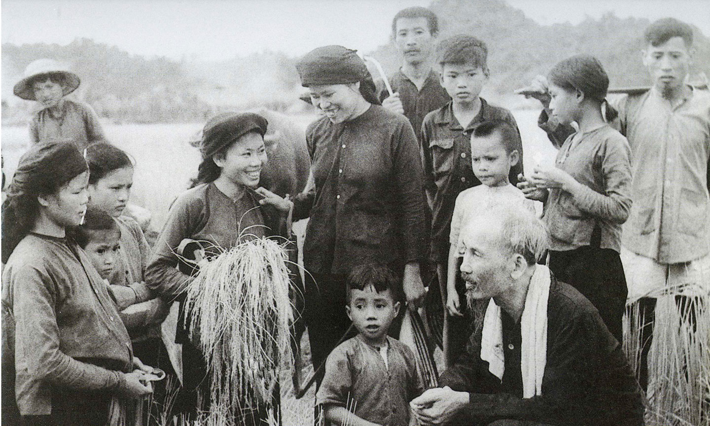 Chủ tịch Hồ Chí Minh thăm Hợp tác xã Hùng Sơn, huyện Đại Từ, tỉnh Thái Nguyên gặt mùa (năm 1954).
