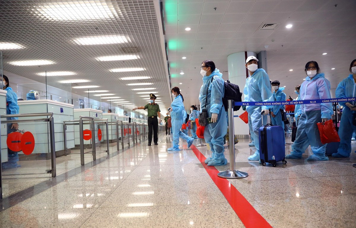 Hành khách đợi làm thủ tục nhập cảnh vào Việt Nam, hành khách là công dân Việt Nam cùng các chuyên gia, nhà đầu tư Hàn Quốc. (Ảnh: Huy Hùng/TTXVN)