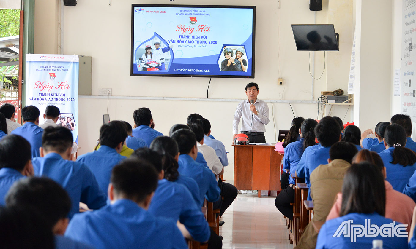 Chánh Văn phòng Ban An toàn giao thông tỉnh Nguyễn Văn Vũ đã báo cáo chuyên đề một số nội dung về công tác đảm bảo trật tự an toàn giao thông. 