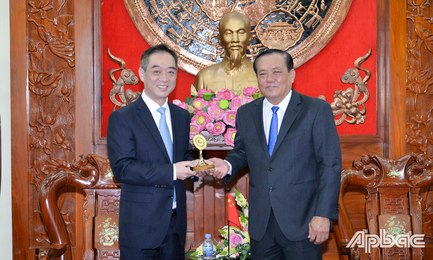 Đồng chí Lê Văn Nghĩa trao tặng biểu trưng Tiền Giang cho ông Wu Jun.