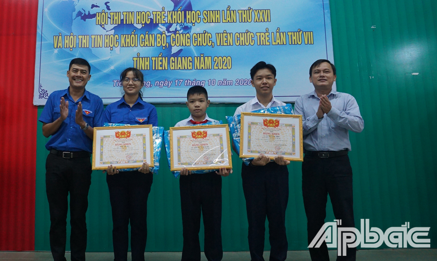 Ban Tổ chức trao giải cho các thí sinh đạt giải Nhất khối học sinh.