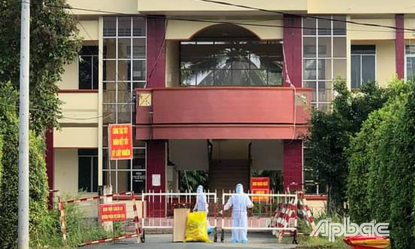 Bệnh viện dã chiến Long Định, tỉnh Tiền Giang được vệ sinh, sát khuẩn sau khi đã chuyển viện cho BN1132 và chuyển trường hợp tiếp xúc gần với bệnh nhi đến cách ly, theo dõi sức khỏe tại cơ sở cách ly Trụ sở Sở Y tế cũ.