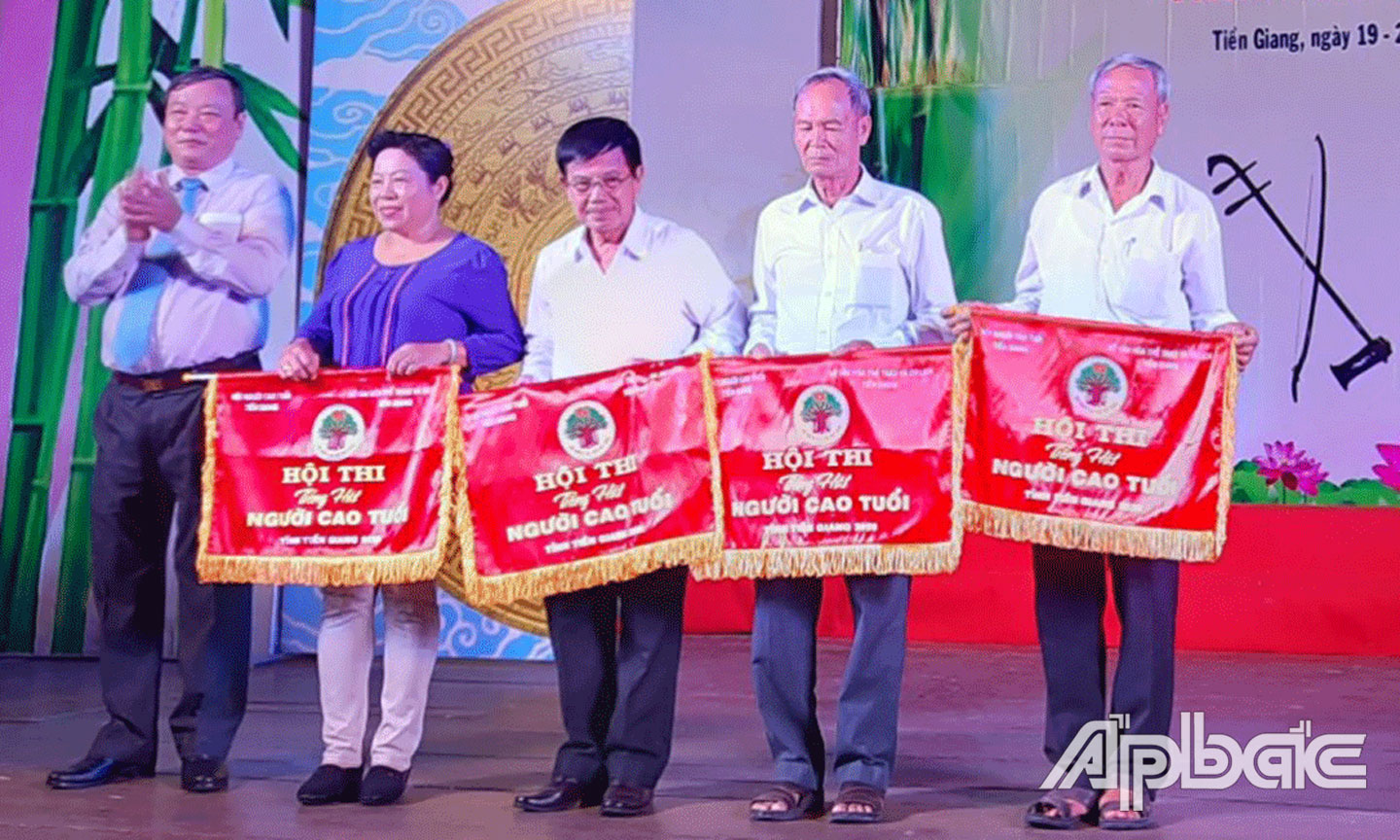 Chủ tịch Hội Người cao tuổi tỉnh Tiền Giang Đỗ Tấn Minh trao Cờ lưu niệm cho các đơn vị dự thi.