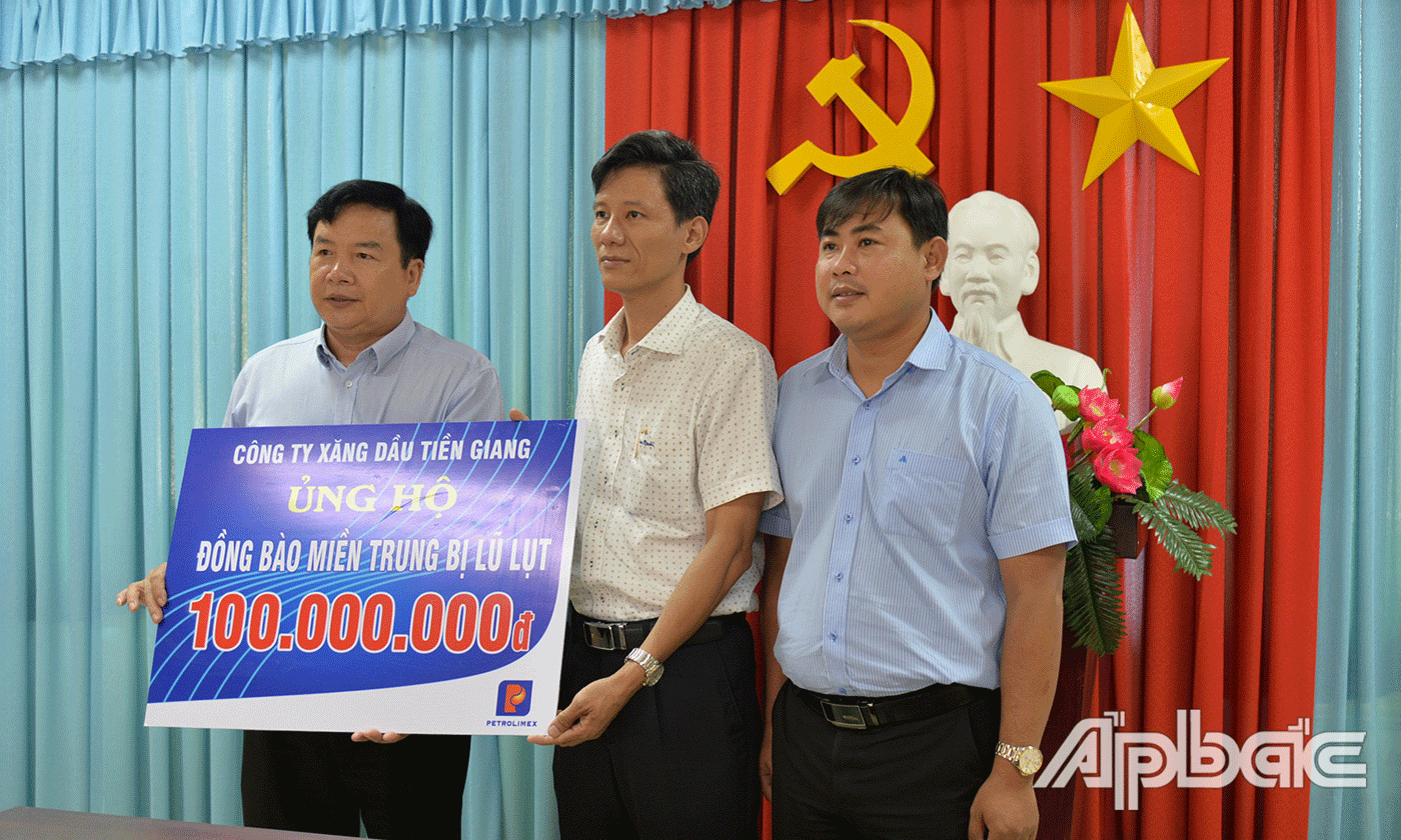 Công ty Xăng dầu Tiền Giang trao bảng tượng trưng cho UBMTTQ tỉnh.