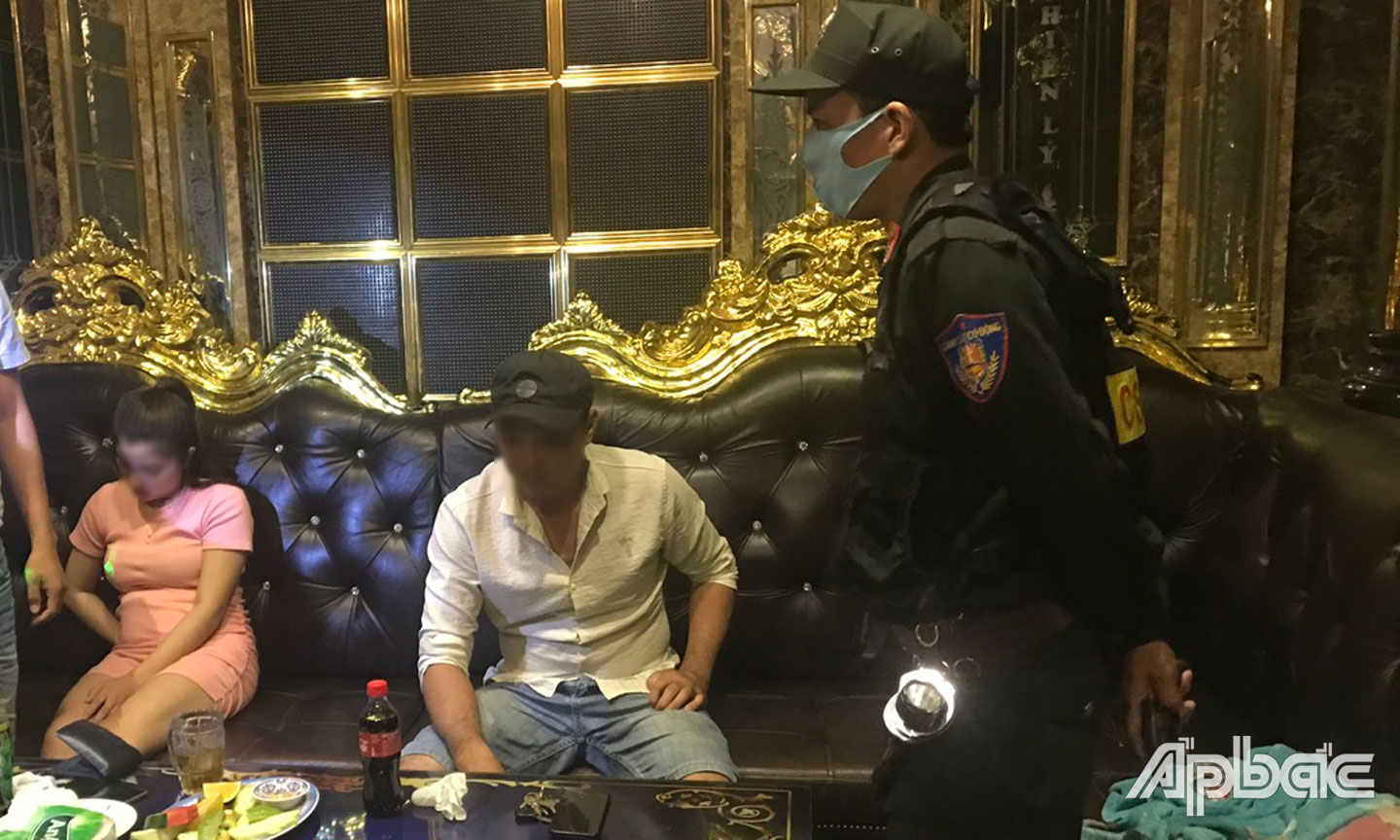 Cảnh sát kiểm tra tại quán karaoke Thiên Lý.