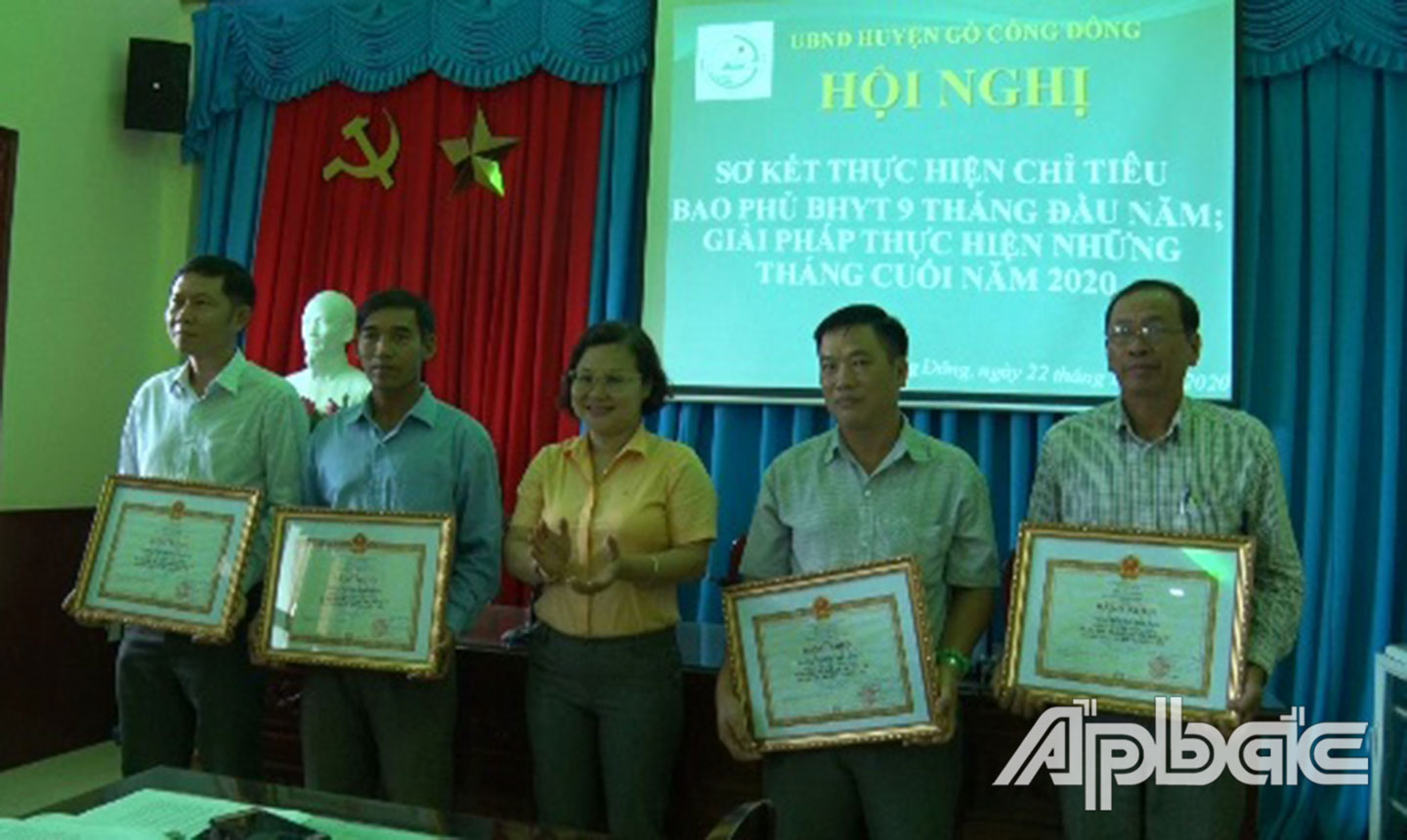 Bà Lê Hồng Tâm, Phó UBND huyện Gò Công Đông trao Bằng khen của BHXH Việt Nam cho các tập thể