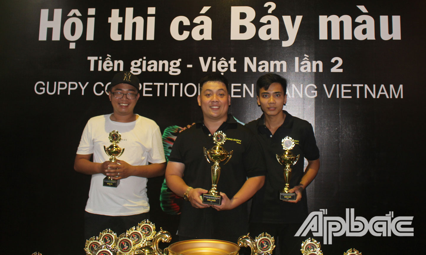 Ban tổ chức trao Cúp lưu niệm cho các cá nhân đoạt giải cá bảy màu 2020.