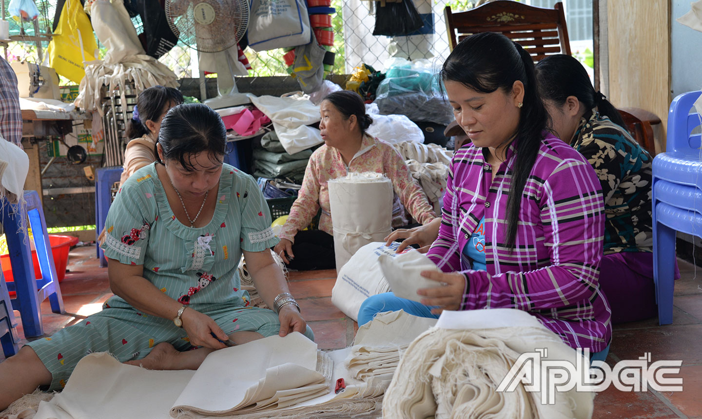 Cơ sở may túi xách của chị Bạc góp phần giải quyết việc làm cho nhiều chị em phụ nữ.