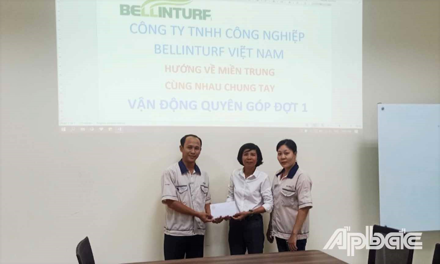 Chị Phạm Thị Thương nhận tiền hỗ trợ người dân miền Trung do 
