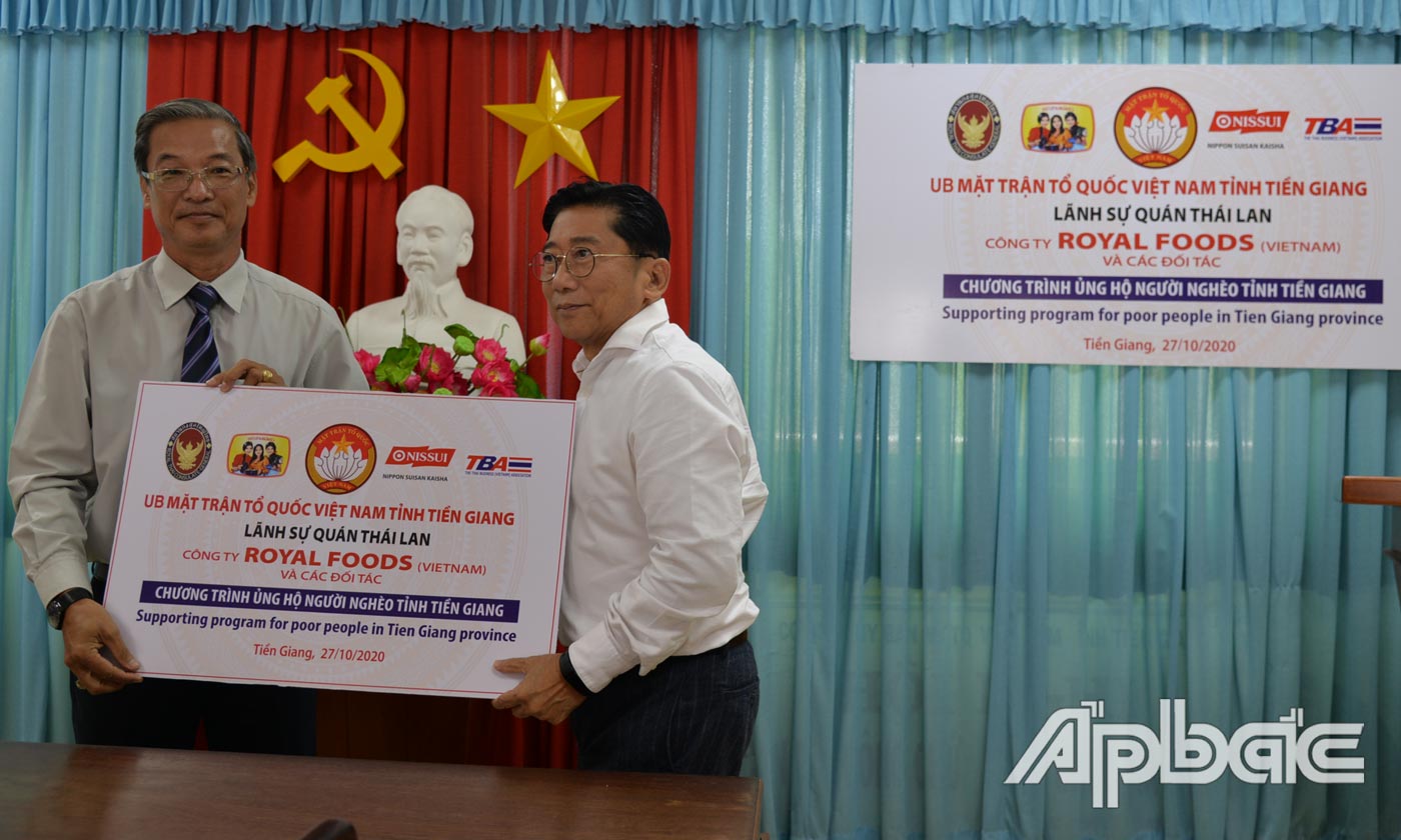 Công ty TNHH Royal Foods Việt Nam trao bảng tượng trưng 10.000 phần quà cho Uỷ ban MTTQ tỉnh..