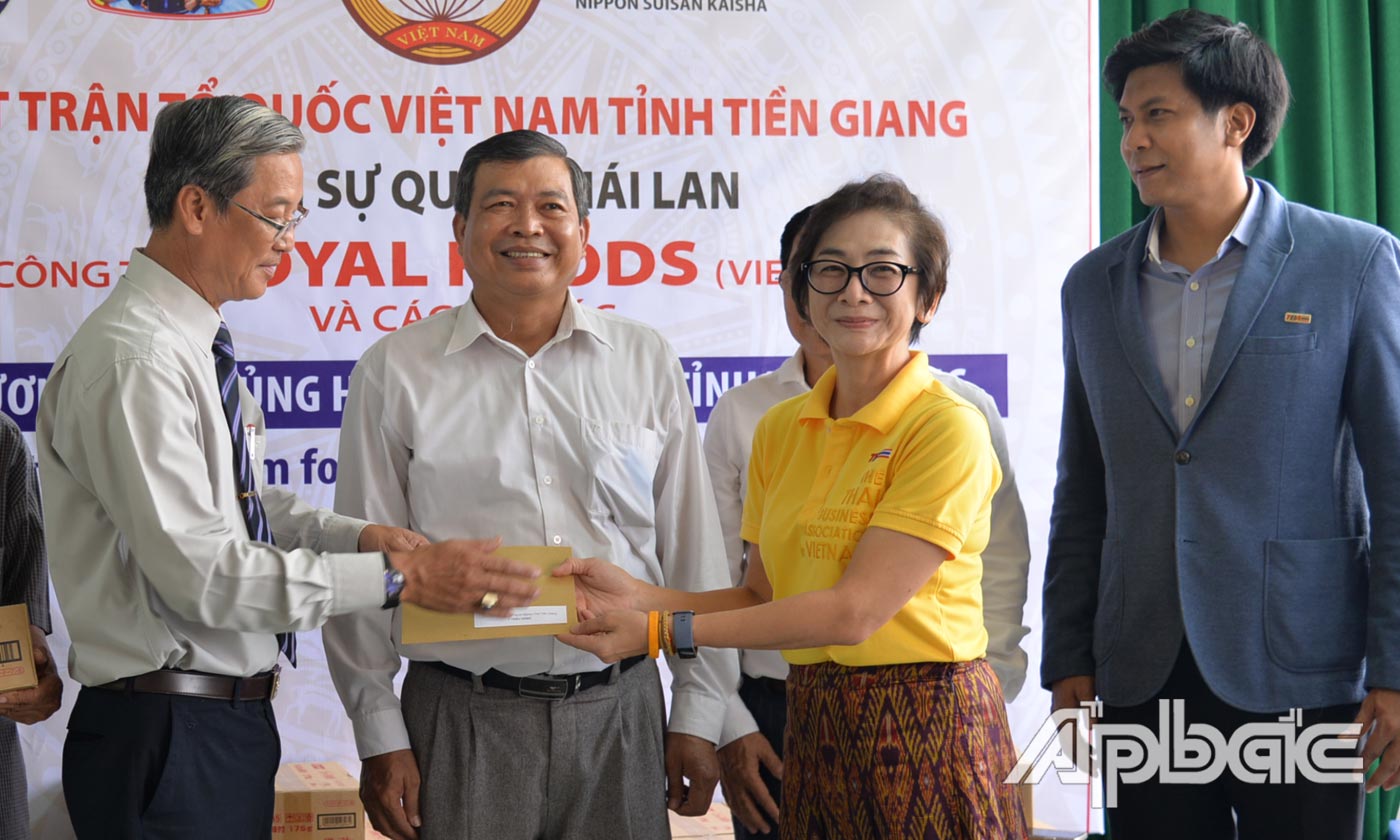 đại diện Hiệp hội Doanh nghiệp Thái Lan tại Việt Nam ủng hộ Qũy Vì Người nghèo của tỉnh.