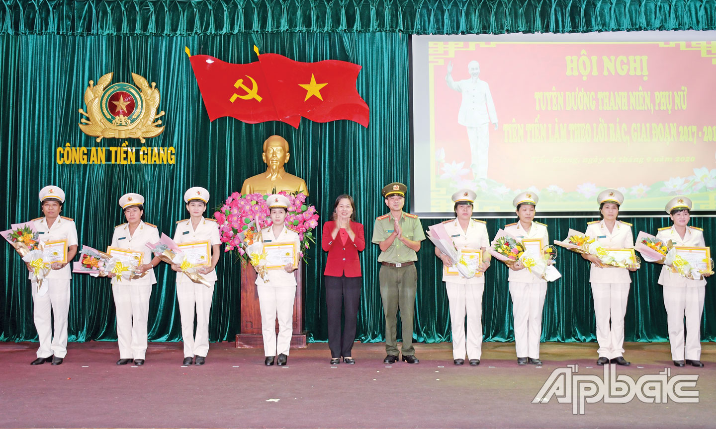 Thiếu tá Võ Thị Mỹ Thanh (thứ 4 từ trái qua) nhận Giải thưởng phụ nữ Công an Tiền Giang tiêu biểu.