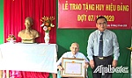 Đồng chí Võ Văn Bình trao Huy hiệu 75 năm tuổi Đảng cho đồng chí Trần Văn Hồng