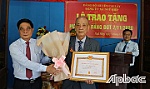 Đồng chí Nguyễn Văn Nhã trao Huy hiệu 60 năm tuổi Đảng